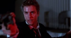 William Petersen en sueur pointe son arme, scène de nuit, dans la rue, du film Police Fédérale Los Angeles.