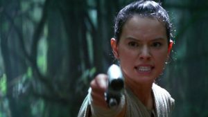 Rey, en colère, tient quelqu'un en joue avec un pistolet laser, traduisant l'échec du féminisme Disney.
