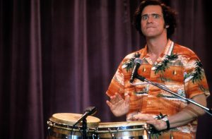 Andy Kaufman (Jim Carrey) joue des percussions sur scène, vêtu d'une chemise hawaïenne dans le film Man in the moon.