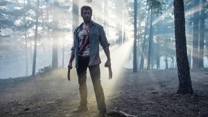Logan/Wolverine toutes griffes dehors, dans la forêt, pour notre article sur les films DC et Marvel.