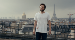 Sam sur les toits de Paris, la Tour Eiffel en fond, scène du film La nuit a dévoré le monde pour notre interview de Dominique Rocher.