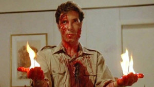 Le DR Ruth, le front en sang, a du feu dans les paumes de ses mains, scène du film Scanners.