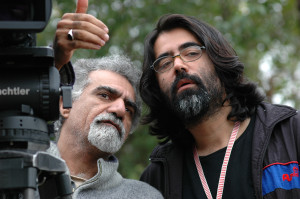 Reza Khatibi et son cadreur derrière la caméra sur un tournage.