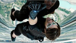 Tom Cruise accroché aux parois d'un gratte-ciel grâce à des gants spéciaux dans MI4 : Protocole Fantôme, pour notre article sur le gadget dans le film d'espionnage.