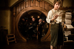 Bilbo consulte un vieux parchemin, scène du film Le hobbit un voyage inattendu.