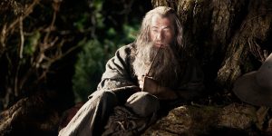 Gandalf pensif et un peu perdu, assis au pied d'un arbre, pour notre critique de l'utilisation de l'image HFR dans Le Hobbit un voyage inattendu.