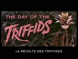 Plan du générique La révolte des triffides sur lequel le titre du film s'affiche à côté d'une fleur.
