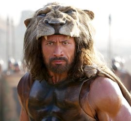 Dwayne Johnson avec une peau de lion sur la tête dans le costume de Hercule