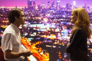 Jake Gyllenhaal face à René Russo avec en fond, une image de Los Angeles la nuit, scène du film Night Call.
