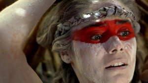 L'héroïne du film The Green Inferno maquillée comme les cannibales, attachée pour le rituel.