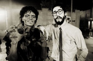 John Landis pose avec Michael Jackson déguisé en zombie pour notre texte sur l'analyse de ses clips.