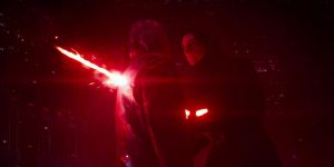 Kylo Ren transperce par un coup de sabre son père Han Solo dans le film Le réveil de la force, pour notre article sur George Lucas et la vente de la franchise Star Wars.