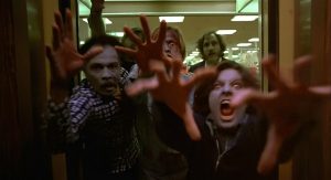 Une horde de morts-vivants pénètrent dans l'ascenseur du film Zombie de George A. Romero.
