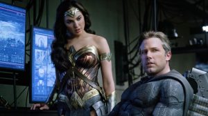 Wonder Woman et Batman dans la salle de contrôle de la Justice League pour notre article sur les films DC et Marvel.