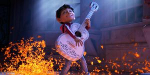 Coco, du film de Pixar, joue dans la guitare en plein bonheur ; échappée du cinéma de genre sous Donald Trump vers la culture mexicaine.