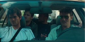 Les quatre jeunes corses dans l'habitacle d'une voiture, en tenue de ville, scène du film Une vie violente pour notre interview de Thierry de Peretti.