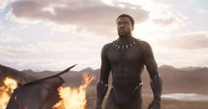 Black Panther avance triomphant à côté d'une carcasse de vaisseau en flammes ; symbole fort du cinéma de genre sous Donald Trump.