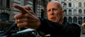 Bruce Willis mime un pistolet avec ses doigts dans le film Death Wish.