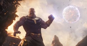 Le grand Thanos s'apprête à abattre son poing sur une victime dans le film Avengers pour notre article sur le cinéma sous Donald Trump.