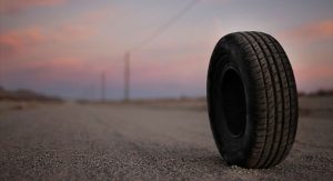 Le pneu de Rubber roule seule sur une longue route américaine sous le crépuscule.