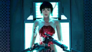 Scarlett Johansson en robot éventré sans douleur, operée par deux bras mécaniques dans Ghost in the Shell.