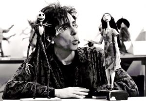 Tim Burton pose avec deux maquettes de L'étrange Noel de Monsieur Jack.