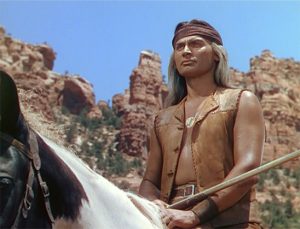 Un fier chef Amérindien sur son cheval, avec les plaines et le ciel bleu en fond, scène du film La flèche brisée.