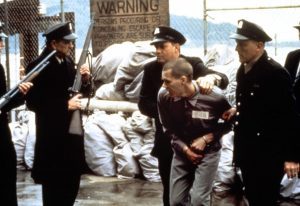 Kevin Bacon cerné par les policiers dans Meurtre à Alcatraz (critique)