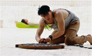 L'acteur Theeradej Wongpuapan dans le film The Pool (critique)