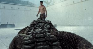 Homme et crocodile face à face dans le film The Pool (critique)