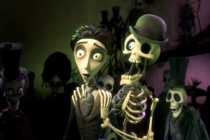 Victor entouré de squelettes dans le film Les Noces Funèbres (critique)
