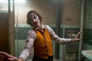 Arthur alias le Joker répète dans les toilettes (critique)