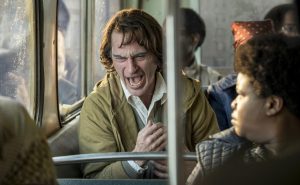 Joaquin Phoenix perturbé dans le film Joker (critique)