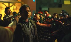 John Rambo cerné par les membres du cartel dans Rambo : Last Blood pour notre article sur le cinéma sous Donald Trump.