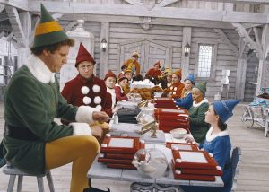 Les elfes au travail dans l'atelier du Père Noël dans le film Elfe.