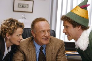 Buddy du  film Elfe tente de faire rire Walter, son père biologique, dans le bureau de ce dernier.