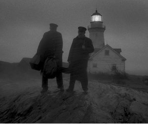 Les deux gardiens dans la brume de l'île du film The Lighthouse.