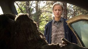 L'agent Cole, joué par Nancy Sorel, découvre un arbre mystérieusement installé à la place du siège passager d'une voiture abandonnée.