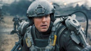 Un soldat futuriste et anxieux joué par Tom Cruise, en pleine bataille, scène du film Edge of Tomorrow.