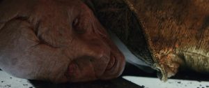 Le Supreme Leader Snooke gît à terre, mort, scène du film Star Wars 8 : Les Derniers Jedi.
