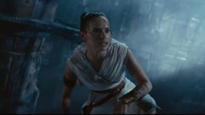 Rey, un genou à terre, s'apprête à en découdre, scène du film Star Wars 9 : L'ascension de Skwalker.