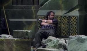 Peter Jacskon en pleine sieste, sur le tournage du Hobbit, décor de lourdes pierres.