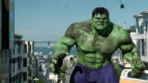 Hulk poursuivi par des hélicoptères dans les rues de San Francisco, scène du film Hulk réalisé par Ang Lee.