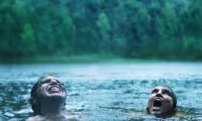 Les deux personnages au visage déformé de Border se baignent et rient dans un lac.