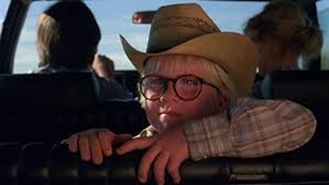 Le jeune Billy à l'arrière de la voiture, un chapeau de cow-boy sur la tête, le regard au loin derrière ses lunettes, scène du film La vallée de la mort.