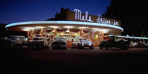 Le Mels drive-in du film American Graffiti, de nuit, avec la lumière sublime des néons.