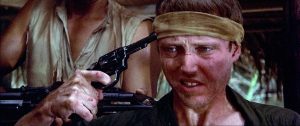 L'acteur Christopher Walken dans une case vietnamienne, revolver sur la tempe, en pleine crise de nerfs, scène de la roulette russe dans Voyage au bout de l'enfer.