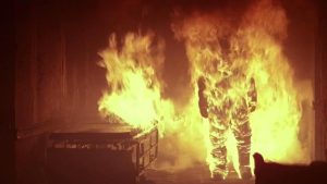 Michael Myers en torche humaine dans les couloirs de l'hôpital, scène du film Halloween 2.