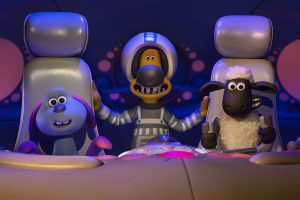 Shaun le mouton, l'extra-terrestre Lu-La et le chien Bitzer dans le cockpit du vaisseau, scène du film Shaun le mouton : la ferme contre-attaque.