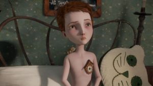 Le petit garçon Jack, personnage du film d'animation, La mécanique du coeur, est assis sur son lit, torse nu, laissant voir la pendule qu'il a à la place du coeur.